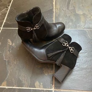 Un Tour en Ville black leather boots, like new